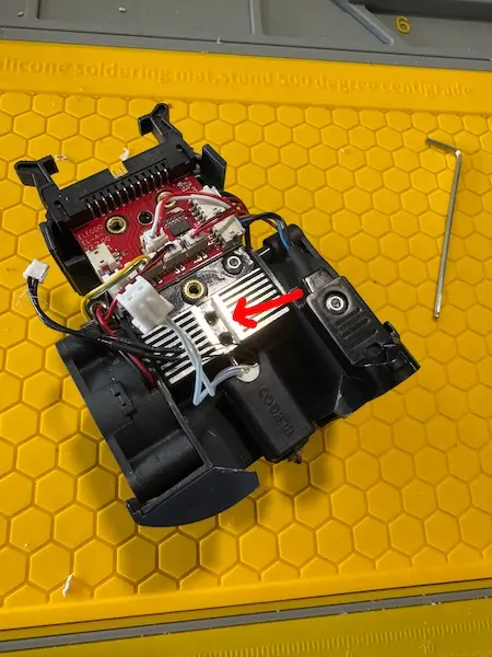 Démontage des deux vis du hotend