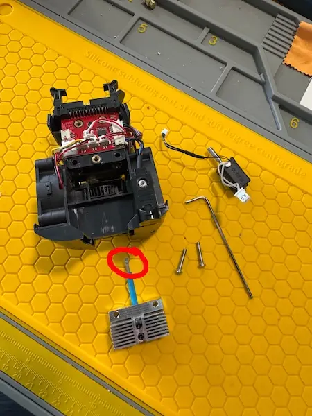 Filament extrait et nettoyage des pièces